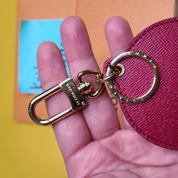 EUC LOUIS VUITTON ILLUSTRE MONOGRAM MULTI V CHARM - Picture 9 of 11